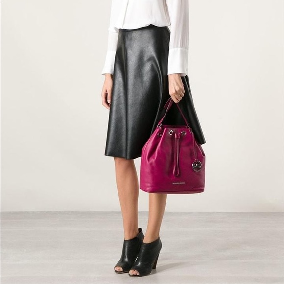 M KORS LARGE JULES LEATHER DRAWSTRING SHOULDER BAG - Picture 4 of 4